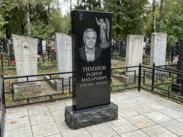 Памятник с гравировкой ангела — гравировка двух ангелов по сторонам портрета, работа «Свиридов» в Новосибирске