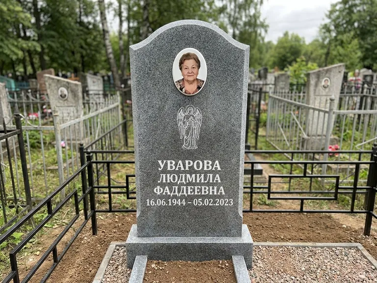 Памятник с гравировкой ангела — гравировка ангела в облаках с лучами над портретом, работа «Игнатова» в Новосибирске