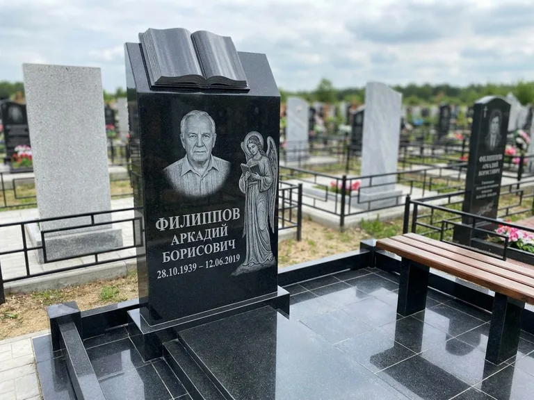Памятник с гравировкой ангела — белая гравировка скорбящего ангела над портретом, работа «Доронин» в Новосибирске