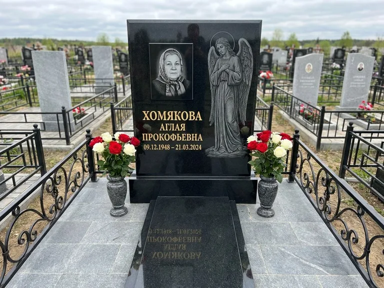 Памятник с гравировкой ангела — гравировка ангела-хранителя сбоку от портрета, работа «Яковлева» в Новосибирске