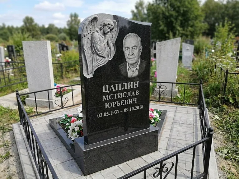 Памятник с гравировкой ангела — гравировка молящегося ангела в верхней части стелы, работа «Пономарёв» в Новосибирске