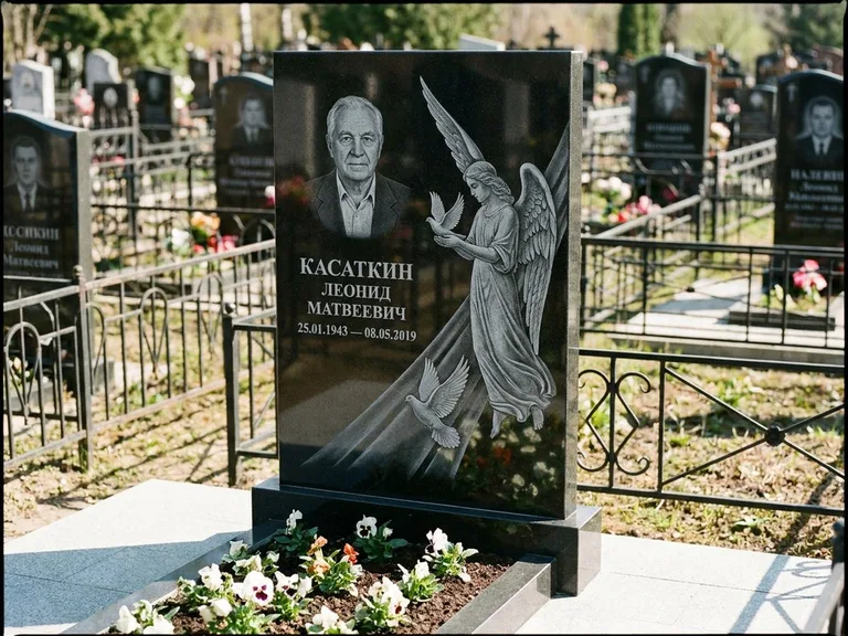 Памятник с гравировкой ангела — гравировка ангела с голубем по диагонали стелы, работа «Касаткин» в Новосибирске