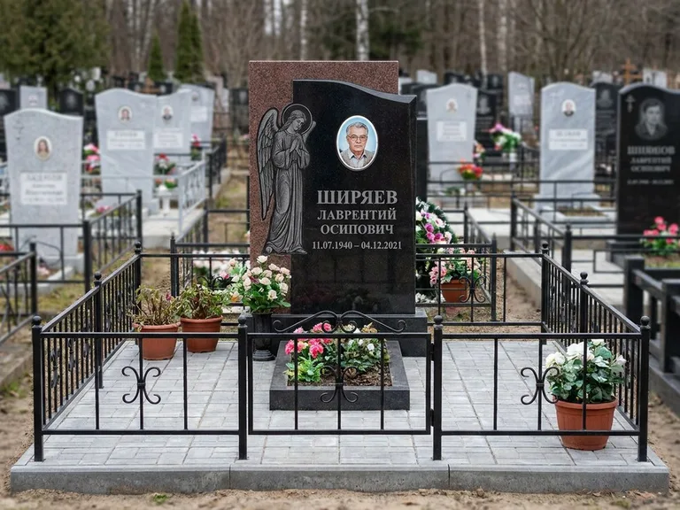 Памятник с гравировкой ангела — гравировка ангела с голубем по диагонали стелы, работа «Селиванов» в Новосибирске