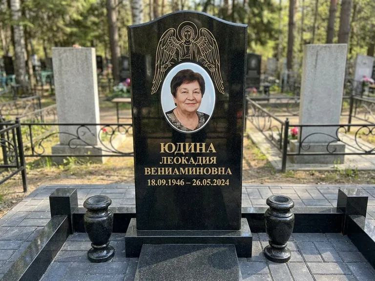 Памятник с гравировкой ангела — гравировка двух ангелов по сторонам портрета, работа «Гордеева» в Новосибирске
