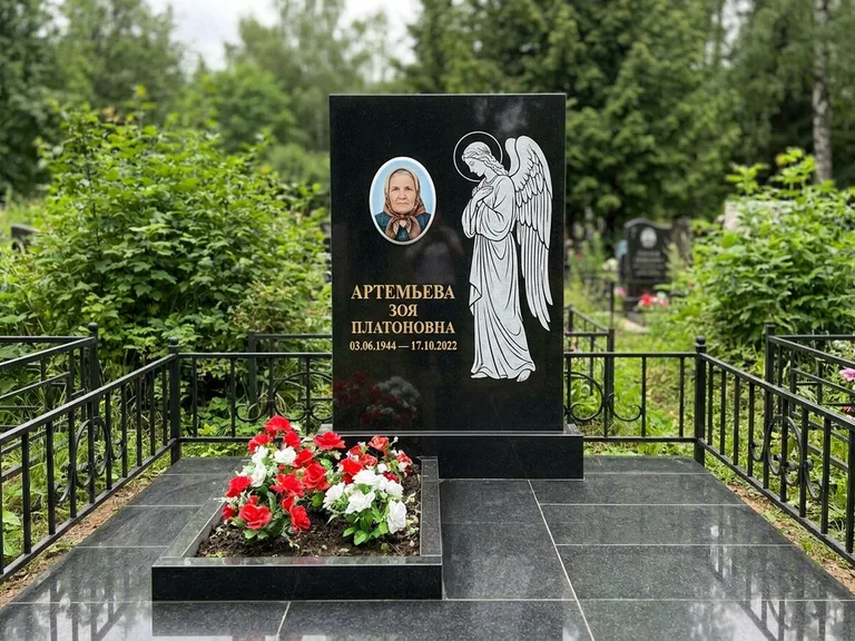 Памятник с гравировкой ангела — гравировка ангела в облаках с лучами над портретом, работа «Фаддеев» в Новосибирске