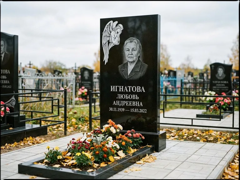 Памятник с гравировкой ангела — белая гравировка скорбящего ангела над портретом, работа «Игнатова» в Новосибирске