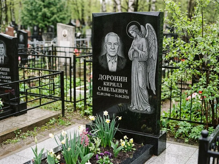 Памятник с гравировкой ангела — гравировка ангела-хранителя сбоку от портрета, работа «Доронин» в Новосибирске