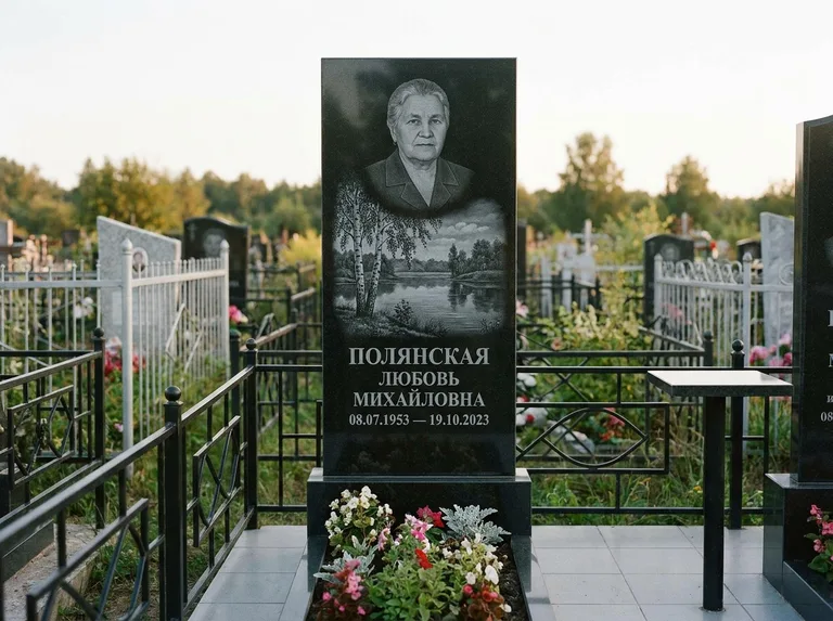 Памятник с гравировкой берёзы — гравировка берёзы у зеркального озера, работа «Полянская» в Новосибирске