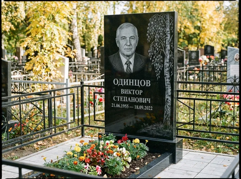 Памятник с гравировкой берёзы — гравировка плакучей берёзы с тонкими ветвями, работа «Одинцов» в Новосибирске
