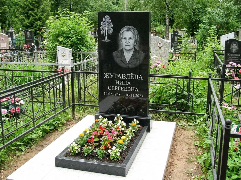 Памятник с гравировкой берёзы — гравировка одинокой берёзы над именем, работа «Журавлёва» в Новосибирске