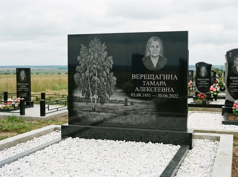 Памятник с гравировкой берёзы: широкая горизонтальная стела — берёза у поля, простор до горизонта, белая мраморная крошка с бордюром, работа «Верещагина» в Новосибирске