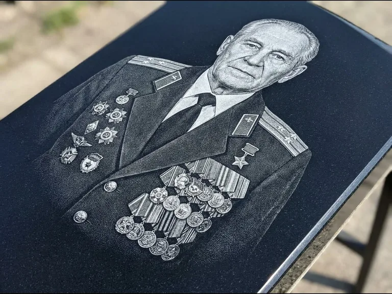Гравировка фото на памятнике — военный / ветеран в Новосибирске