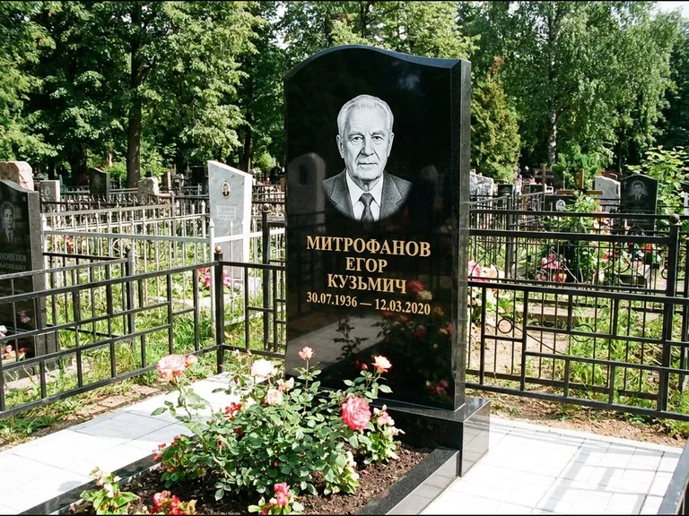 Гравировка портрета на чёрном граните — выполненная работа 29 в Новосибирске