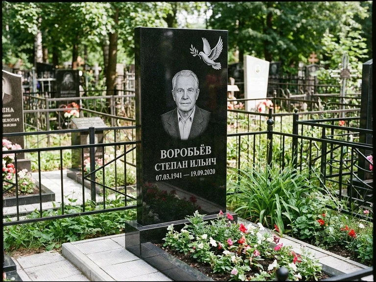 Гравировка голубей на памятник в Новосибирске — памятник из чёрного гранита с гравировкой
