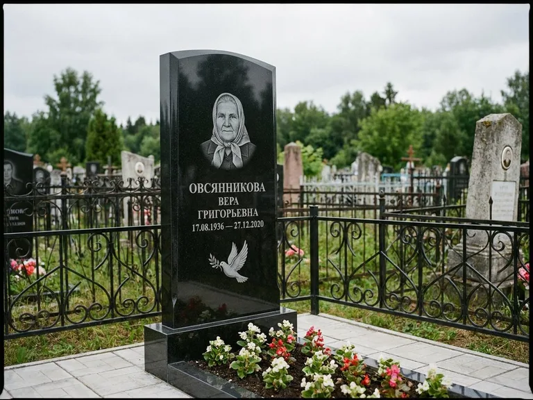 Памятник с гравировкой голубей — гравировка голубя с оливковой ветвью рядом с эпитафией, работа «Овсянникова» в Новосибирске