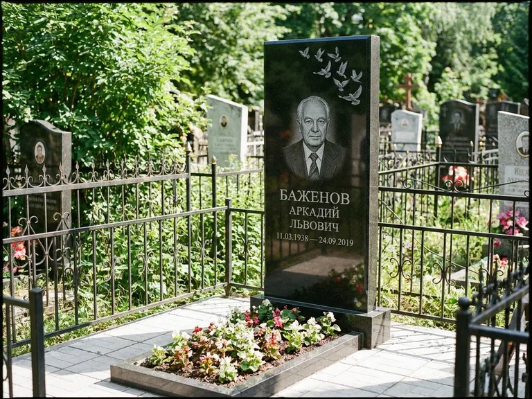Памятник с гравировкой голубей — гравировка стаи голубей, взлетающей от угла стелы, работа «Баженов» в Новосибирске