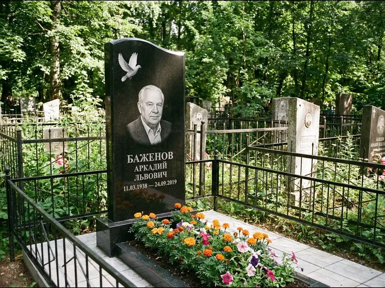 Памятник с гравировкой голубей — белая гравировка взлетающего голубя над портретом, работа «Баженов» в Новосибирске