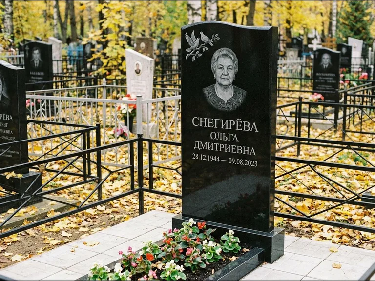 Памятник с гравировкой голубей — гравировка пары голубей на ветке в верхнем углу стелы, работа «Снегирёва» в Новосибирске