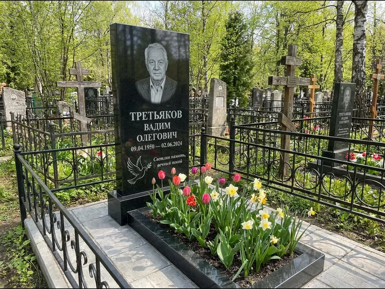 Памятник с гравировкой голубей — гравировка голубя с оливковой ветвью рядом с эпитафией, работа «Третьяков» в Новосибирске