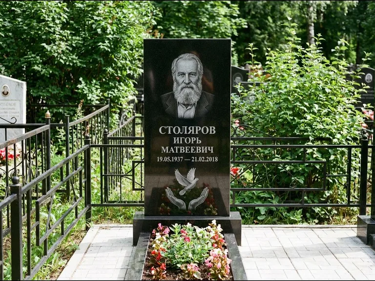 Памятник с гравировкой голубей — гравировка голубя над раскрытыми ладонями внизу стелы, работа «Столяров» в Новосибирске