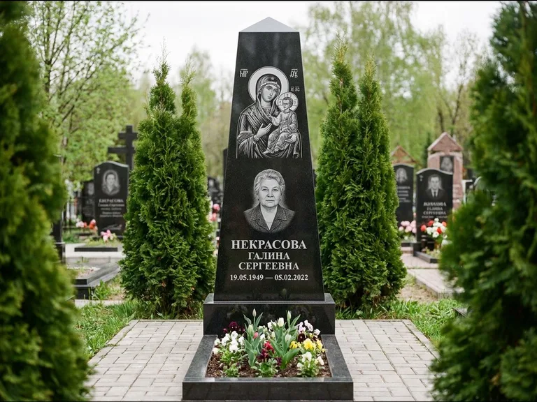 Памятник с гравировкой иконы — образ Николая Чудотворца, работа «Третьяков» в Новосибирске
