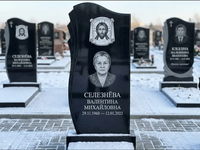 Памятник с гравировкой иконы — Казанская икона Божией Матери на стеле, работа «Одинцов» в Новосибирске