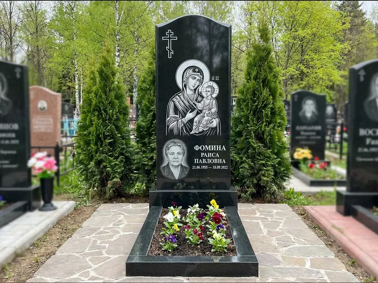 Памятник с гравировкой иконы — икона в резном киоте, работа «Гущин» в Новосибирске