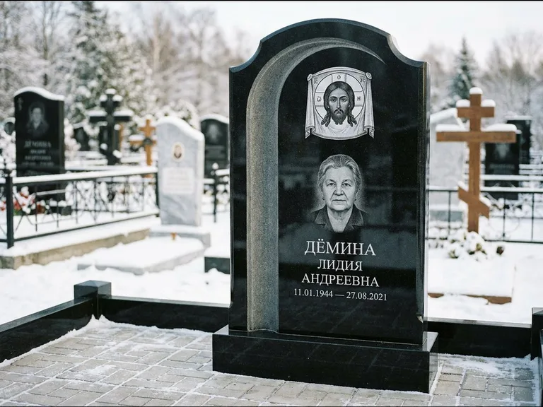Памятник с гравировкой иконы: гранёный восьмиугольный обелиск с крестом — гравировка Николая Чудотворца, семейный участок с гранитной скамьёй, работа «Зотов» в Новосибирске