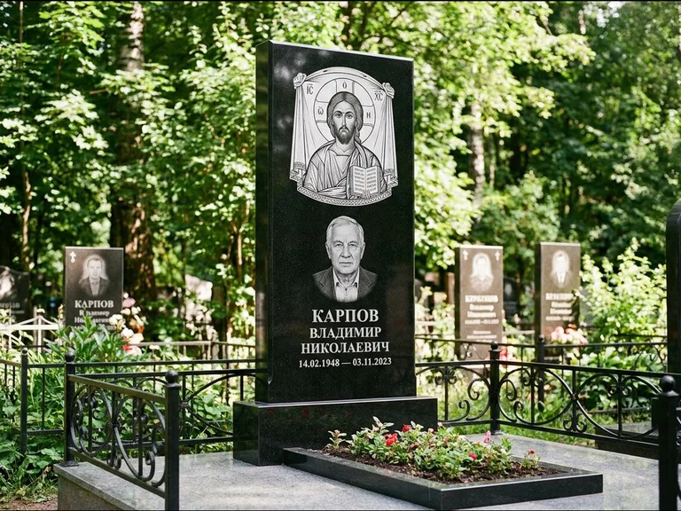 Памятник с гравировкой иконы: широкая двойная семейная стела — золочёный нимб на образе, цветник с красными розами, работа «Воронцова» в Новосибирске