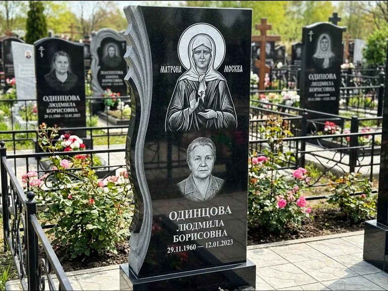 Памятник с гравировкой иконы: ступенчатая двухуровневая стела — Архангел Михаил на стеле, каменная дорожка из плитняка, работа «Одинцов» в Новосибирске