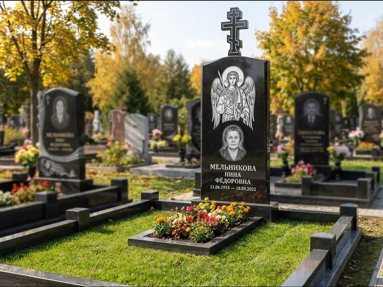 Памятник с гравировкой иконы: округлая стела-медальон с ликом — гравировка Богородицы «Семистрельная», луговые травы и полевые цветы за участком, работа «Гущин» в Новосибирске