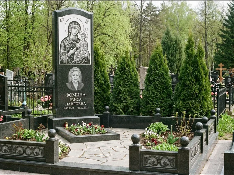 Памятник с гравировкой иконы: высокий гранёный обелиск с крестом-навершием — гравировка образа Матроны Московской, открытый участок без ограды, работа «Третьяков» в Новосибирске