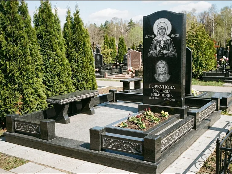 Памятник с гравировкой иконы: стела в форме раскрытой книги с образом — гравировка образа Спасителя, цоколь тёмной плиткой, работа «Зотов» в Новосибирске