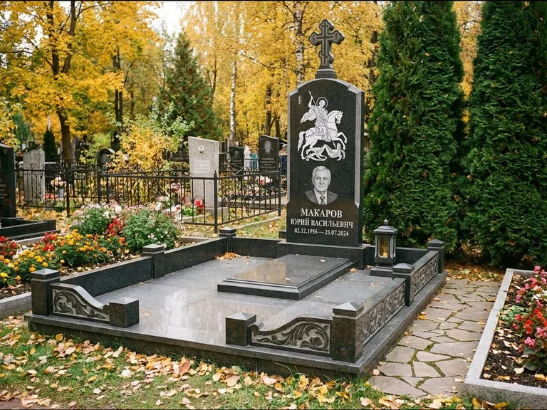 Памятник с гравировкой иконы: ступенчатая трёхуровневая стела — золочёный нимб на образе, дорожка из природного плитняка, работа «Лебедева» в Новосибирске