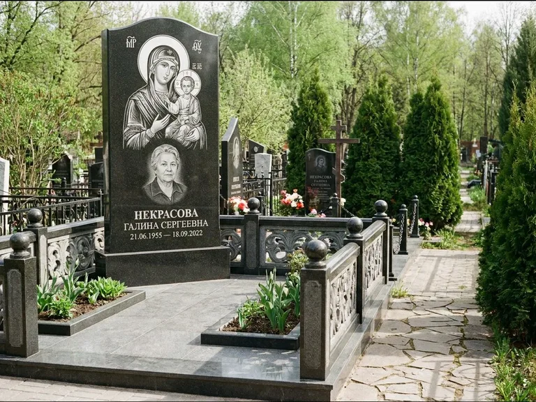 Памятник с гравировкой иконы: полукруглая стела с купольным навершием — Архангел Михаил на стеле, заснеженный зимний участок, работа «Гущин» в Новосибирске