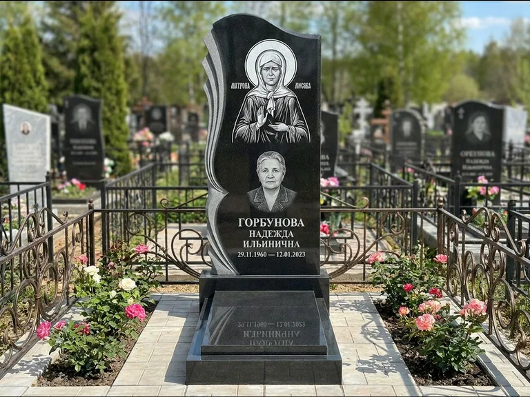 Памятник с гравировкой иконы — икона в резном киоте, работа «Одинцов» в Новосибирске