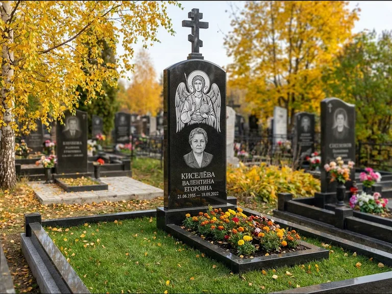 Памятник с гравировкой иконы — образ в полный рост на обороте стелы, работа «Гущин» в Новосибирске