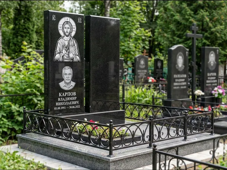 Памятник с гравировкой иконы — Казанская икона Божией Матери на стеле, работа «Богданова» в Новосибирске