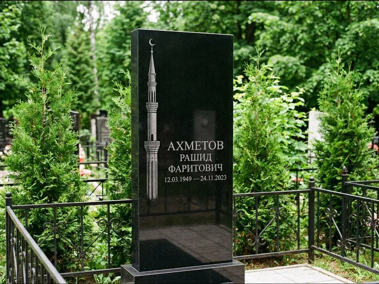 Мусульманский памятник с гравировкой мечети — минарет с полумесяцем у края стелы, работа «Ахметов» в Новосибирске