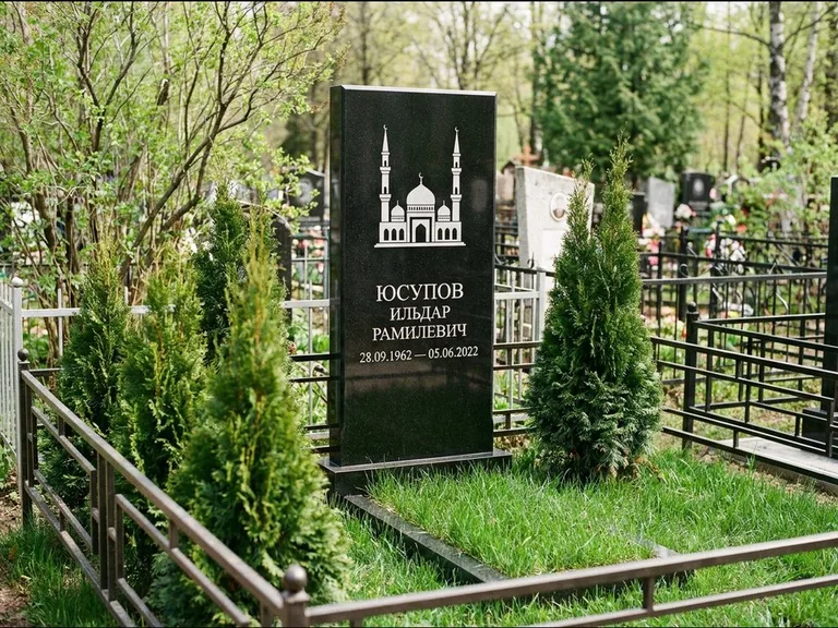 Мусульманский памятник с гравировкой мечети — силуэт мечети с двумя минаретами над именем, работа «Юсупов» в Новосибирске