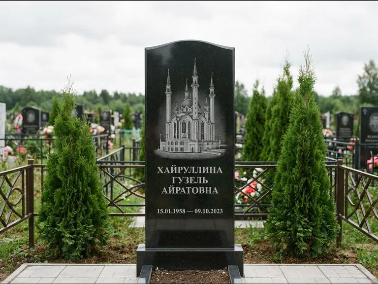 Мусульманский памятник с гравировкой мечети — мечеть Кул-Шариф на обороте стелы, работа «Хайруллина» в Новосибирске