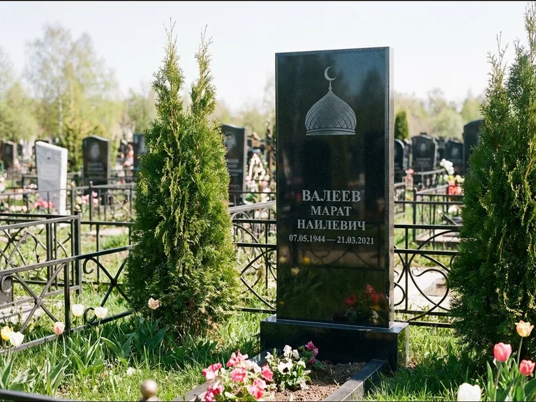 Мусульманский памятник с гравировкой мечети — купол с полумесяцем в верхней части, работа «Валеев» в Новосибирске