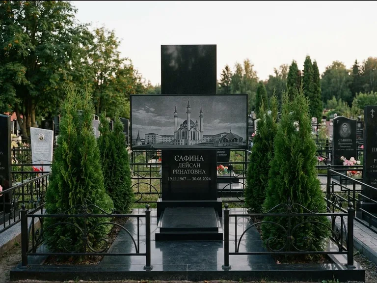 Мусульманский памятник с гравировкой мечети — панорама мечети во всю ширину стелы, работа «Сафина» в Новосибирске