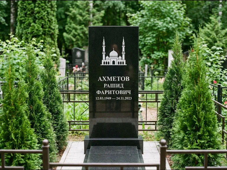 Мусульманский памятник с гравировкой мечети — силуэт мечети с двумя минаретами над именем, работа «Ахметов» в Новосибирске