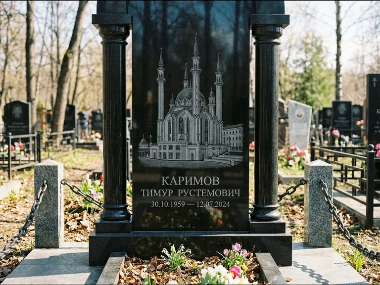 Мусульманский памятник с гравировкой мечети: стела с колоннами-минаретами по бокам — детализированная гравировка мечети Кул-Шариф, гранитные столбики с провисающей цепью, работа «Каримов» в Новосибирске