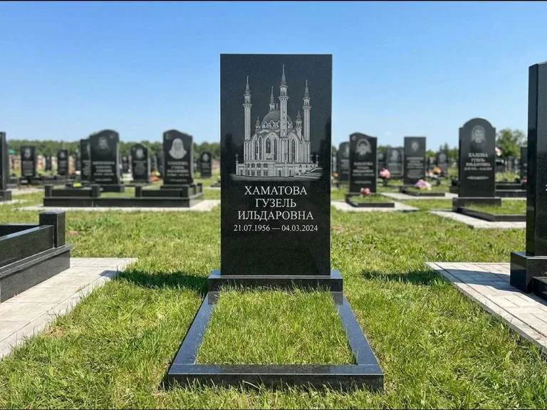Мусульманский памятник с гравировкой мечети: небольшая скромная одиночная стела — золочёная гравировка мечети, аккуратный участок с газоном, работа «Нигматуллина» в Новосибирске
