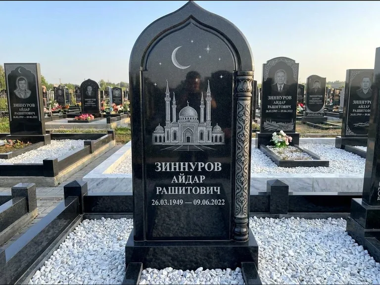 Мусульманский памятник с гравировкой мечети: стела с михраб-верхом и резной боковой колонной — детализированная гравировка мечети Кул-Шариф, белая мраморная крошка, работа «Ахметов» в Новосибирске