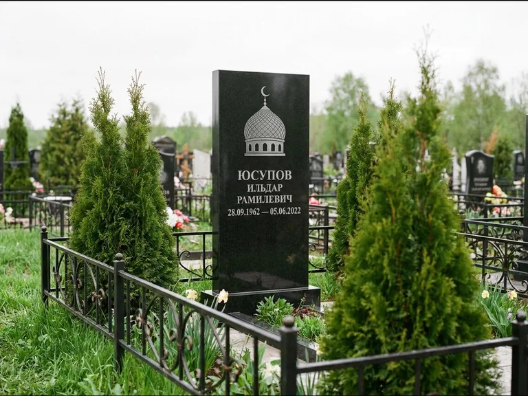 Мусульманский памятник с гравировкой мечети — купол с полумесяцем в верхней части, работа «Юсупов» в Новосибирске