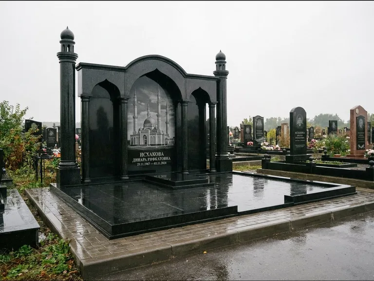 Мусульманский памятник с гравировкой мечети: семейный мемориал с колоннами-минаретами и аркой — золочёная гравировка мечети, большая мощёная площадка, работа «Абдуллаева» в Новосибирске