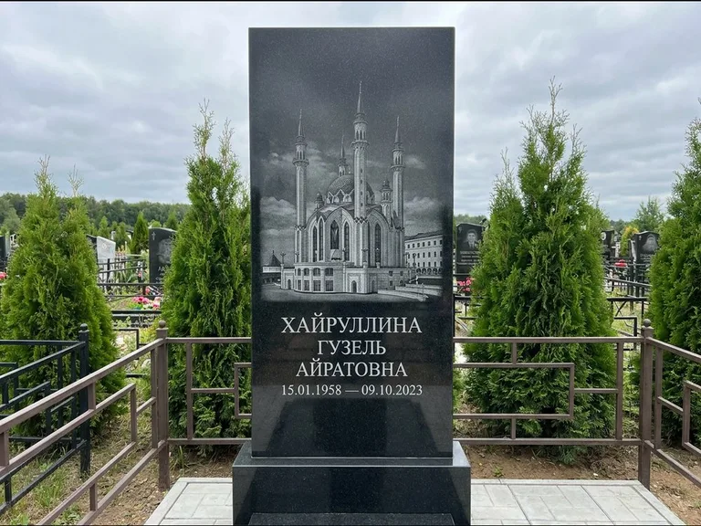 Мусульманский памятник с гравировкой мечети — панорама мечети во всю ширину стелы, работа «Хайруллина» в Новосибирске